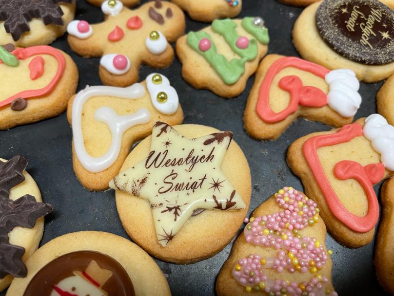 Zamówienia Świąteczne – Magia Bożego Narodzenia w Cukierni Cichoń