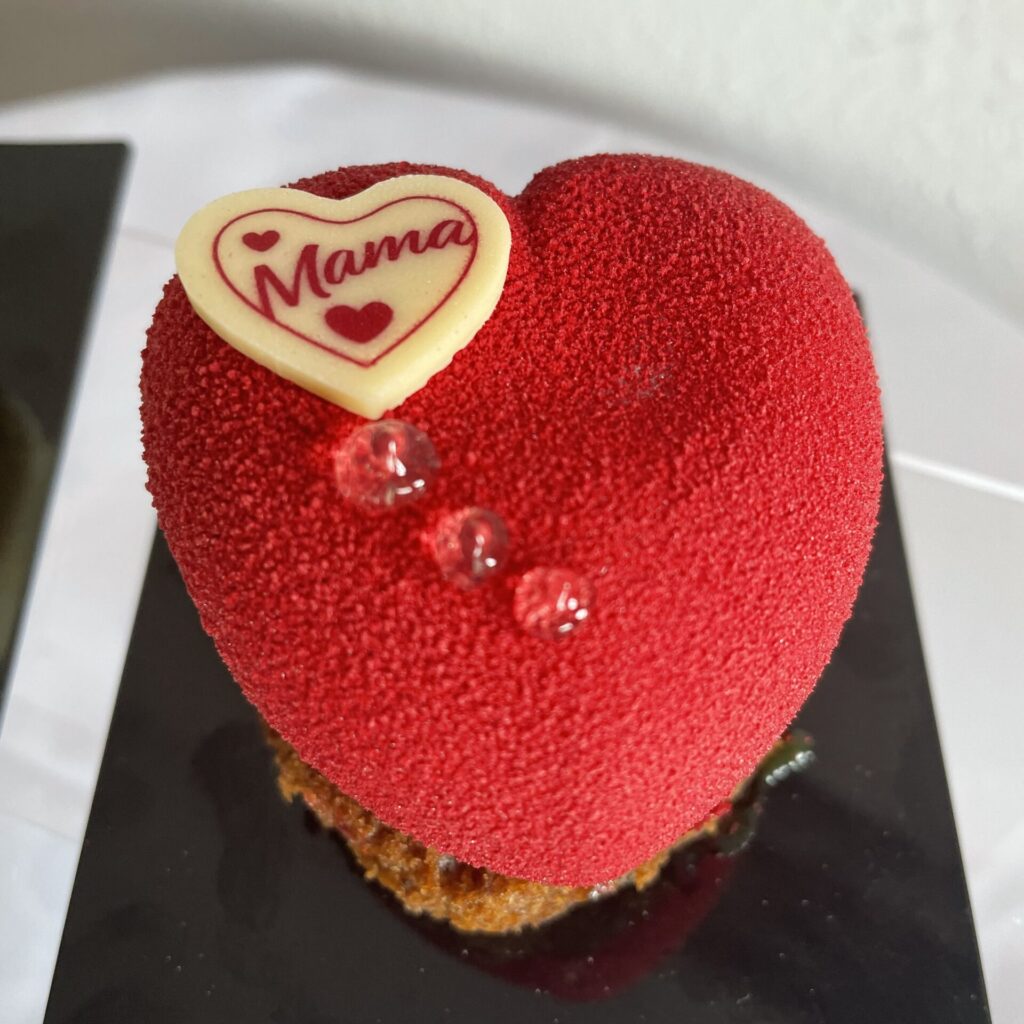 monoporcja w kształcie serca czerwony deser na dzień mamy z napisem mama