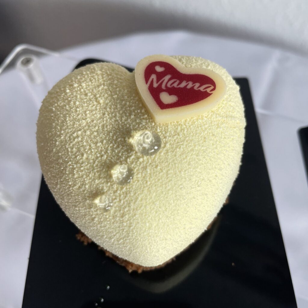 monoporcja biała czekolada z mango w kształcie serca na wyjątkową okazję