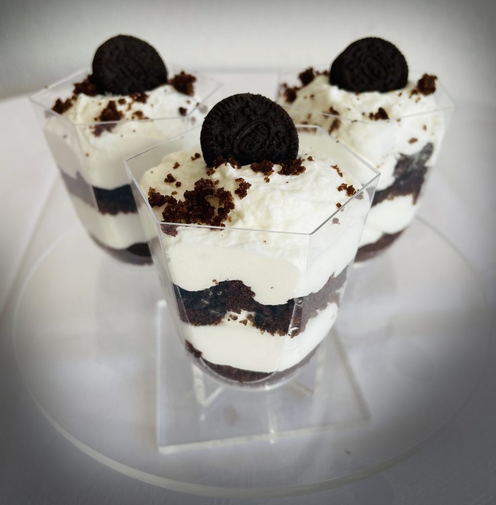 deser w kubeczku czarne ciastko z kawałkami czekoladowych ciasteczek na słodki stół