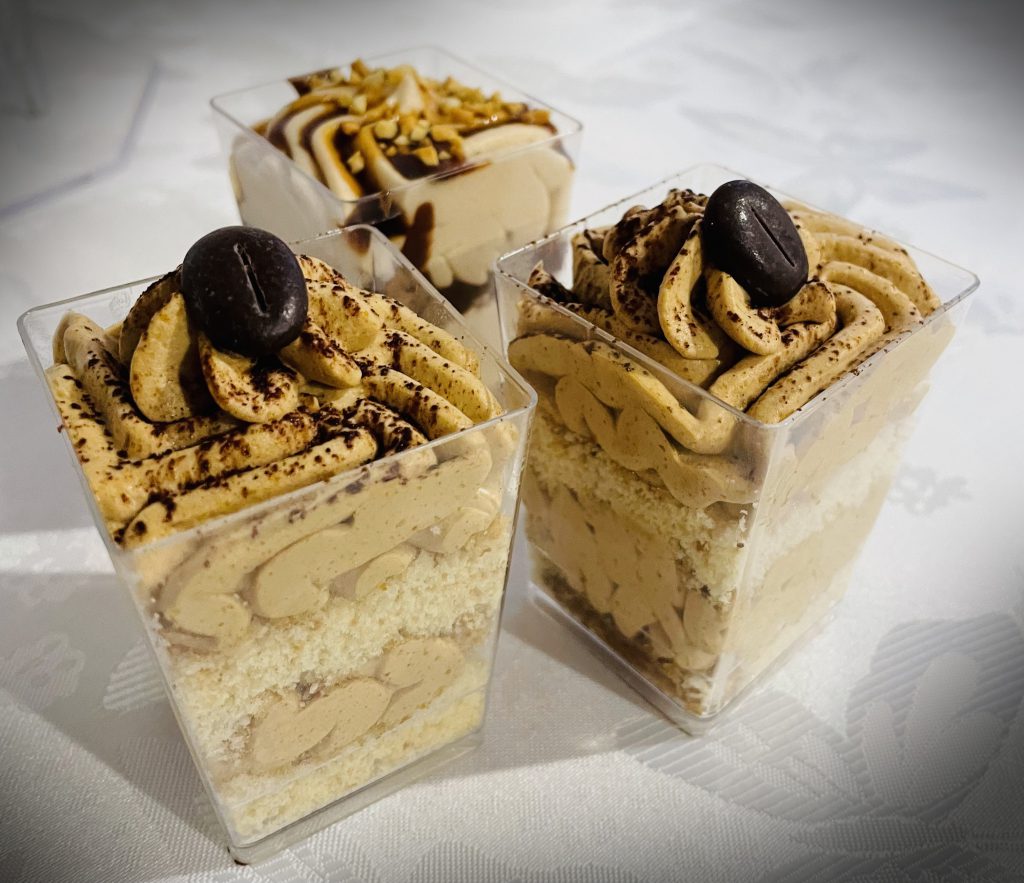 deser tiramisu w kubeczku z kremem kawowym i kakaowym wykończeniem