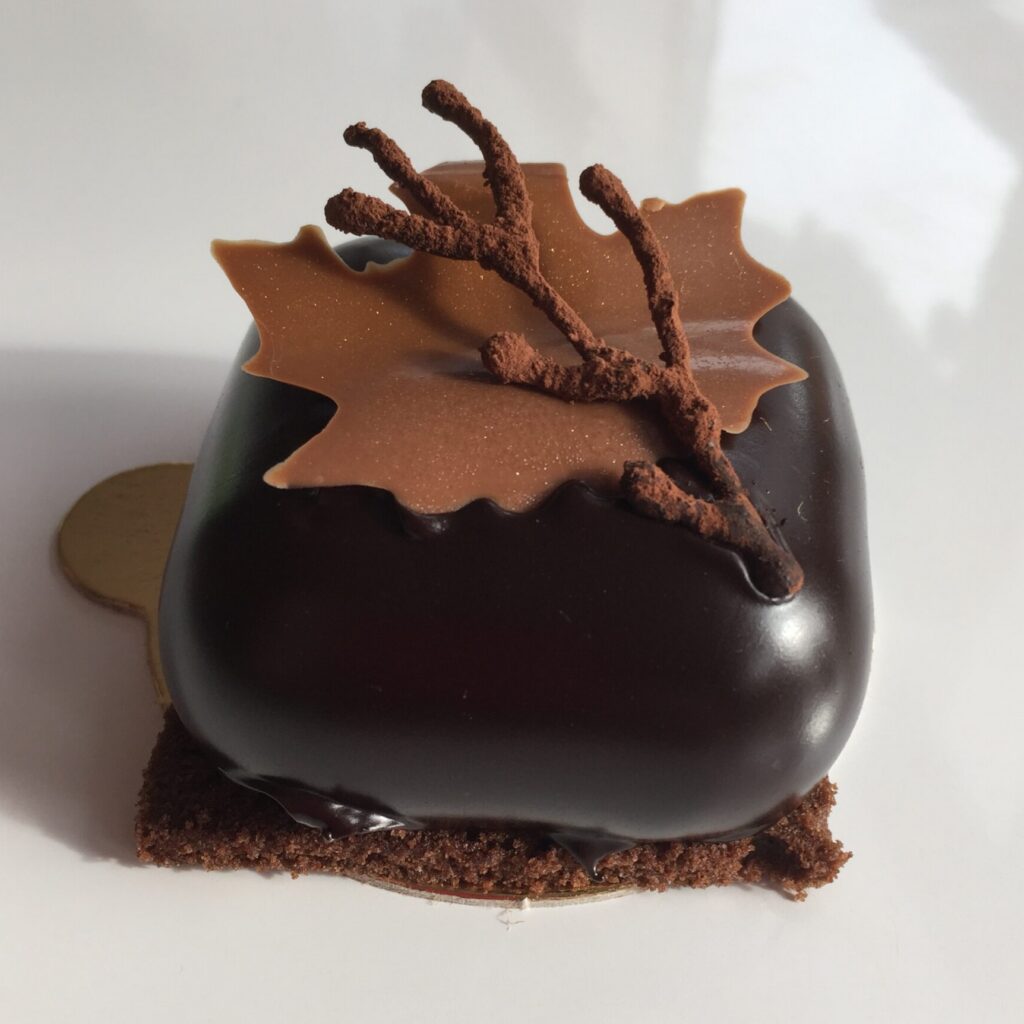 monoporcja czekoladowa z musem kasztanowym elegancki deser na słodki stół